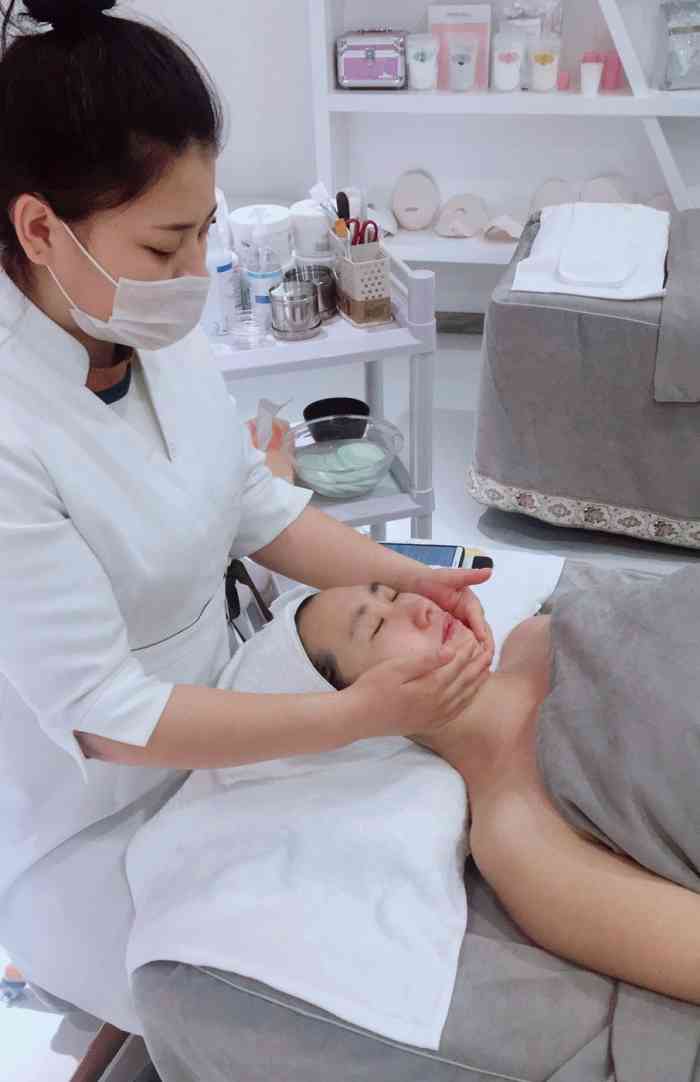 很不错的一家美容院,整理环境干净明亮,美女店长帮着做了一次皮肤检测