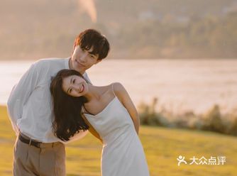 斑斓温暖的夜景灯光 被新人之间的浪漫晕染得格外迷人