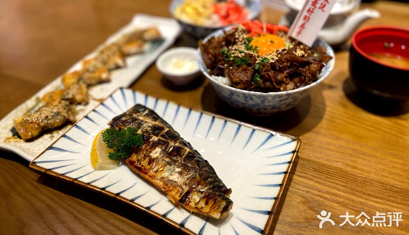 服务生超级热情，会主动来介绍店里的特色菜