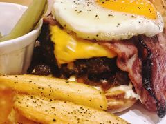 经典牛肉汉堡-HELLO 27 意面·沙拉·帕尼尼