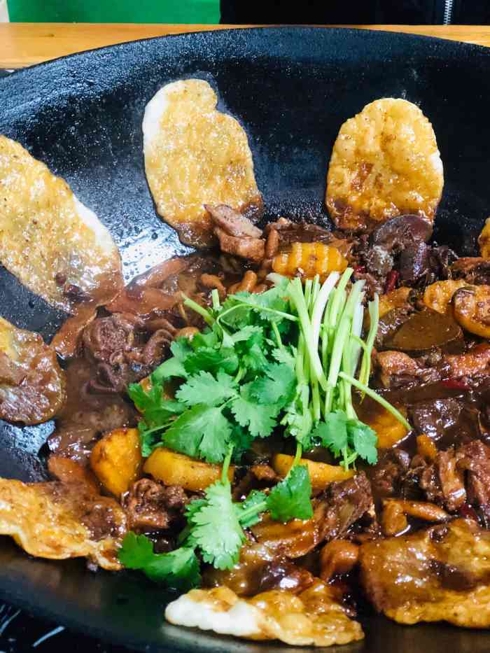 位置很好找在路边地锅鸡小份的地锅鸡两个人吃的撑撑的哈哈快快活活