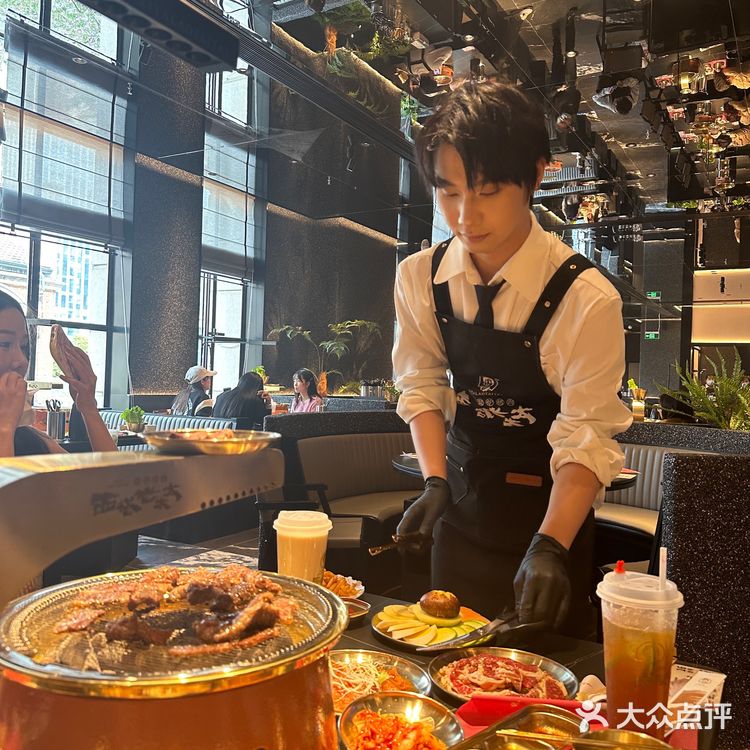 男模烤肉尊嘟有点东西