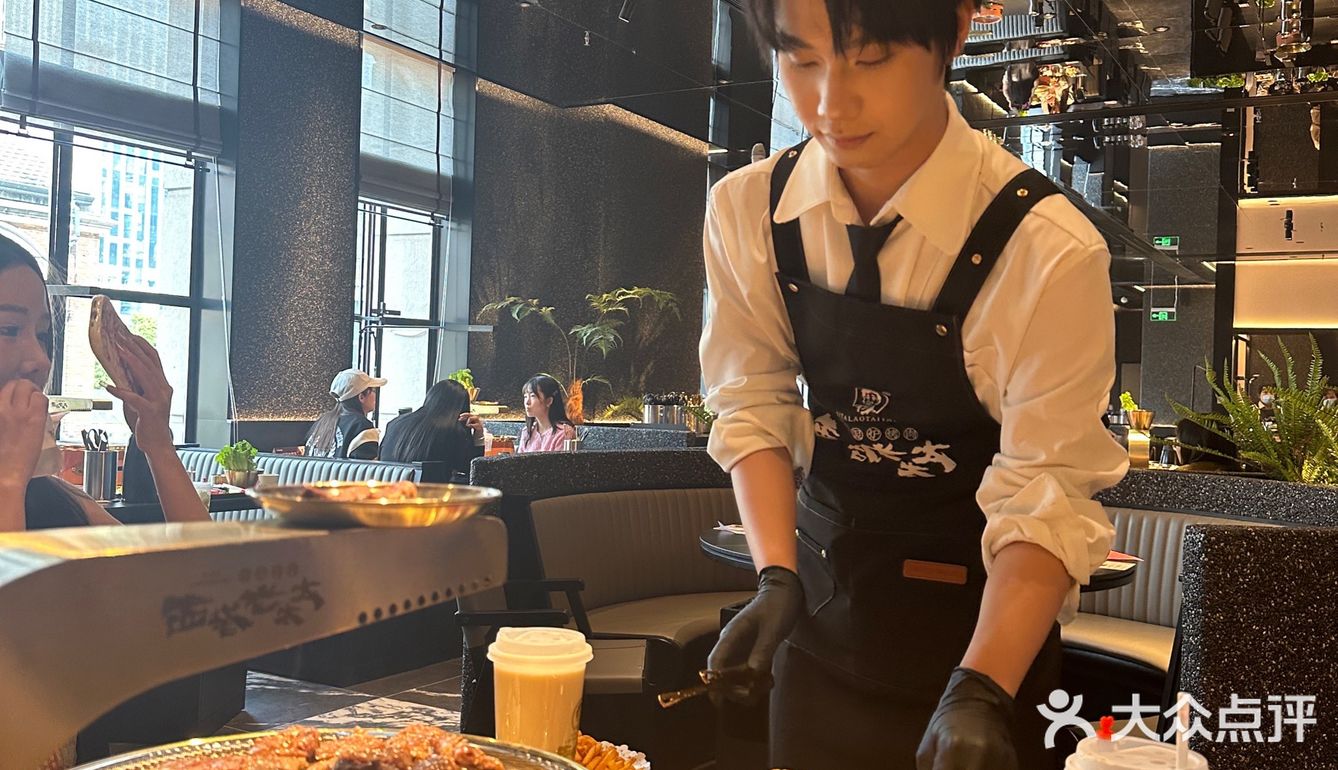 男模烤肉尊嘟有点东西