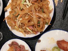 -何妹湿辣牛肉·粤式烧烤砂煲(桂雅路店)