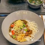 机器人造面⁉️这家店在玩一种很新的东西～