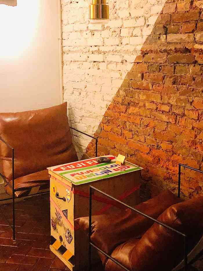 发宝气 von buchi -"我在这个深巷里的小酒馆躺着一整晚其实说.