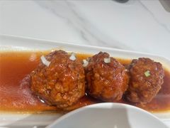 鸭蛋黄狮子头-梅飞酒家(名辉豪庭店)