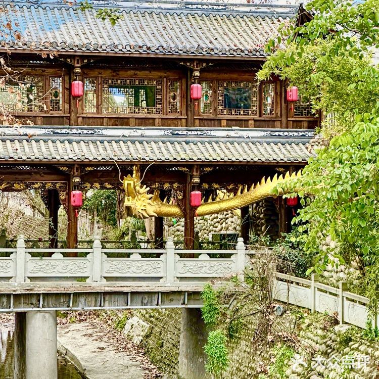 夜幕下的龙影-火锅城！
