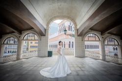 -现代经典婚纱摄影