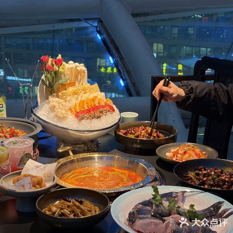 贵阳海豚广场的苗寨酸汤鱼夜景美到尖叫!