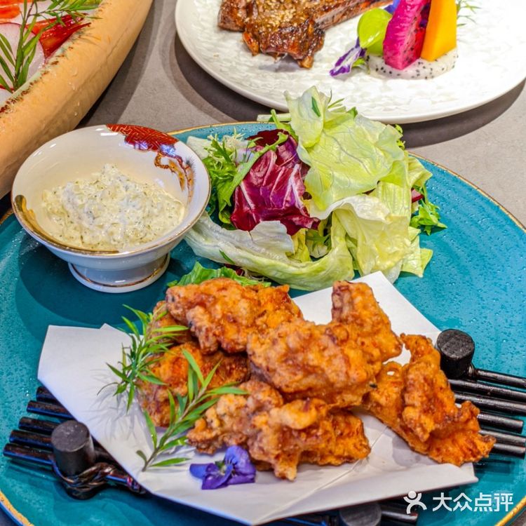 这是一份超大的刺身船,盛满了来自世界各地的新鲜海产