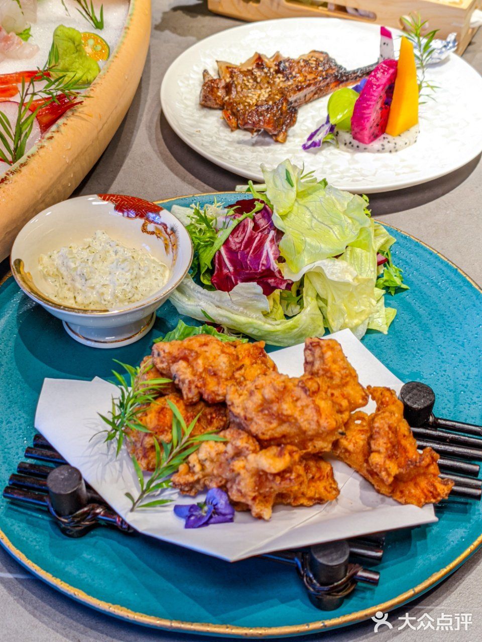 这是一份超大的刺身船,盛满了来自世界各地的新鲜海产