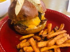 27&nbsp;牛肉汉堡-HELLO 27 意面·沙拉·帕尼尼