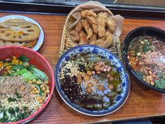 -爆炸头阿姨小四川正宗川味小吃(无任何分店)