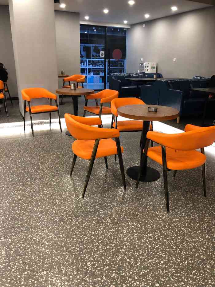 大c柠檬茶室(中成商业广场店)-"店里卖的基本就是柠檬红茶,里面空调