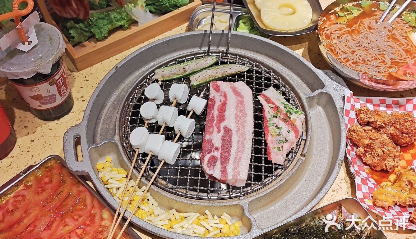 这家烤肉店太韩了！从门头到墙壁都吼吼看