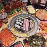 这家烤肉店太韩了！从门头到墙壁都吼吼看