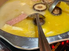 浓汤原只花胶鸡煲-鲜入围煮花胶鸡海鲜火锅