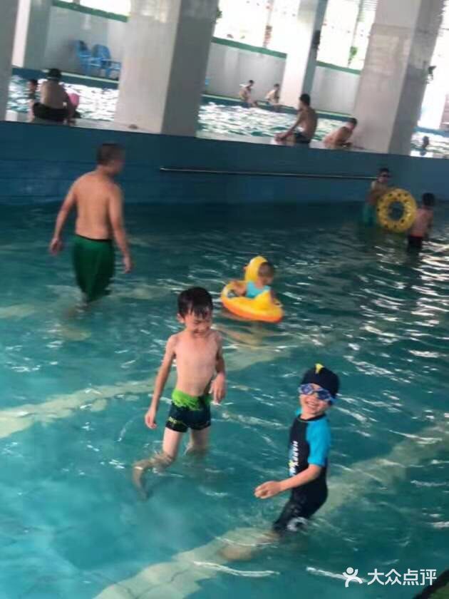 学会游泳的孩子真棒。