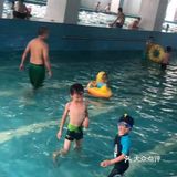 学会游泳的孩子真棒。
