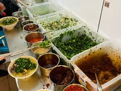 配料台。挺丰富的。-文山荷鲜居(翠湖店)