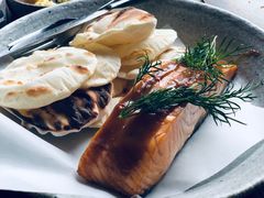 烟熏三文鱼配烤饺子皮和芥末籽酱-BOR Eatery(安福路店)