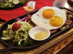 香肠牛排配酸菜土豆泥太阳蛋-申德勒加油站餐厅(三里屯北小街店)