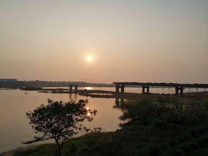 抚河河滨公园-"晚上人特别多,跳舞的老太太最多,吵死j.