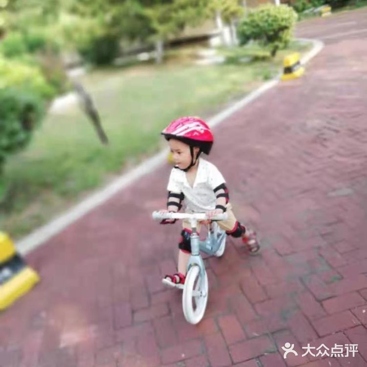 骑平衡车可以让小孩儿变得更加的优秀。