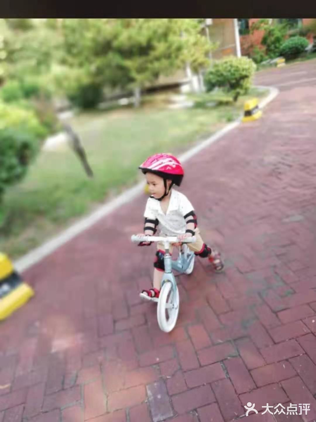 骑平衡车可以让小孩儿变得更加的优秀。
