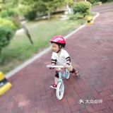 骑平衡车可以让小孩儿变得更加的优秀。