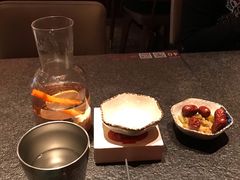 柠檬茶与餐前小食-丝路金桃·新疆菜(徐汇店)