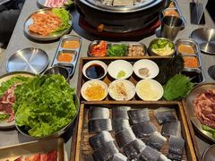 -围炉肉舍•炭烤活鳗•丹东海鲜烤肉(步行街店)