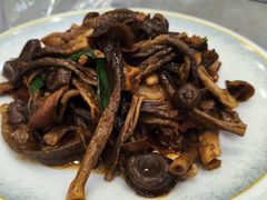 肉炒栗蘑-丽泽山庄·生态怀柔菜·虹鳟鱼(红螺寺店)