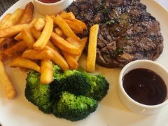 碳烤肉眼牛排及秘制牛排汁-WOLFGANG PUCK KITCHEN & BAR(迪士尼小镇店)