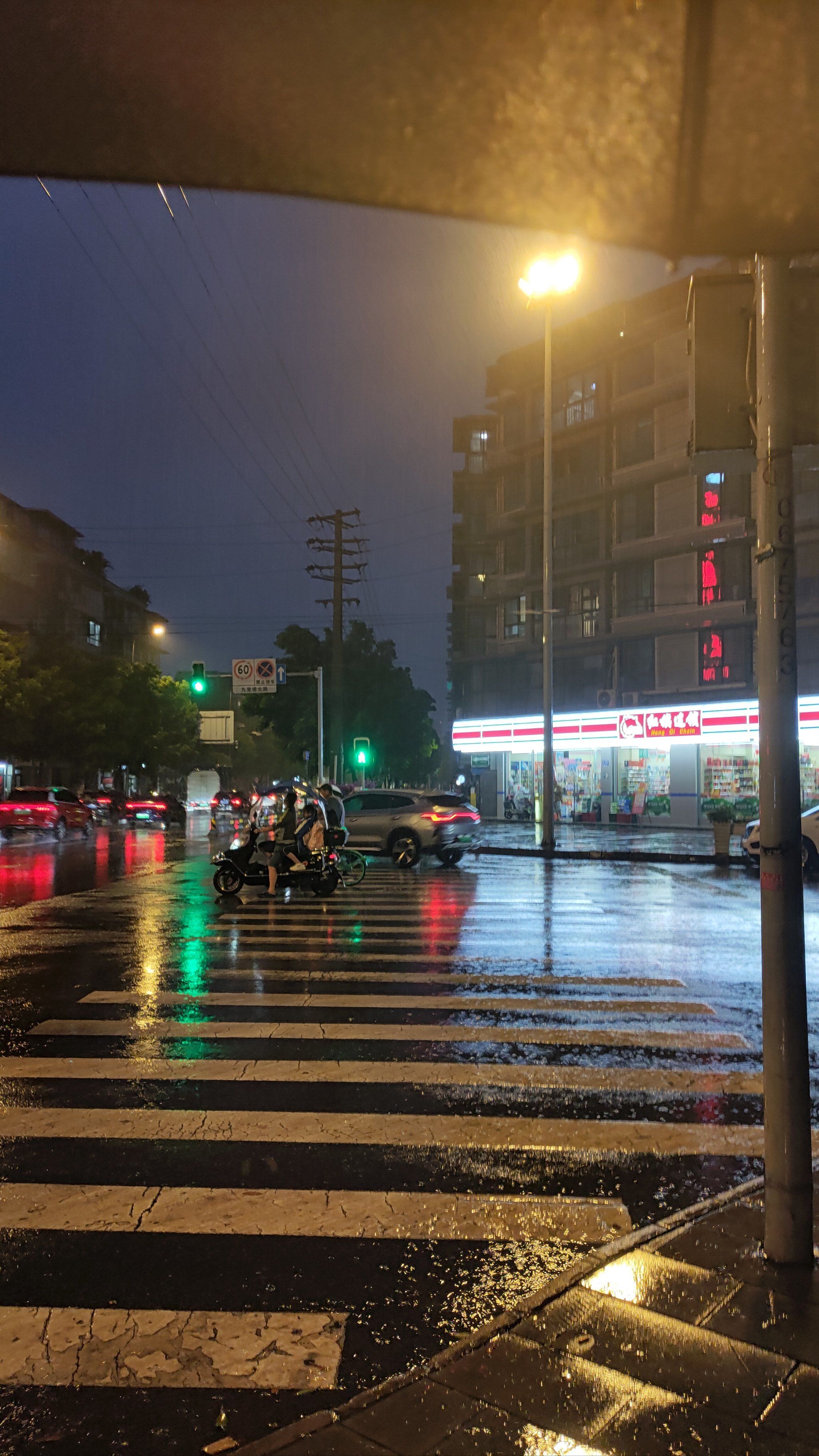 雨季的成都真的很让人尴尬
