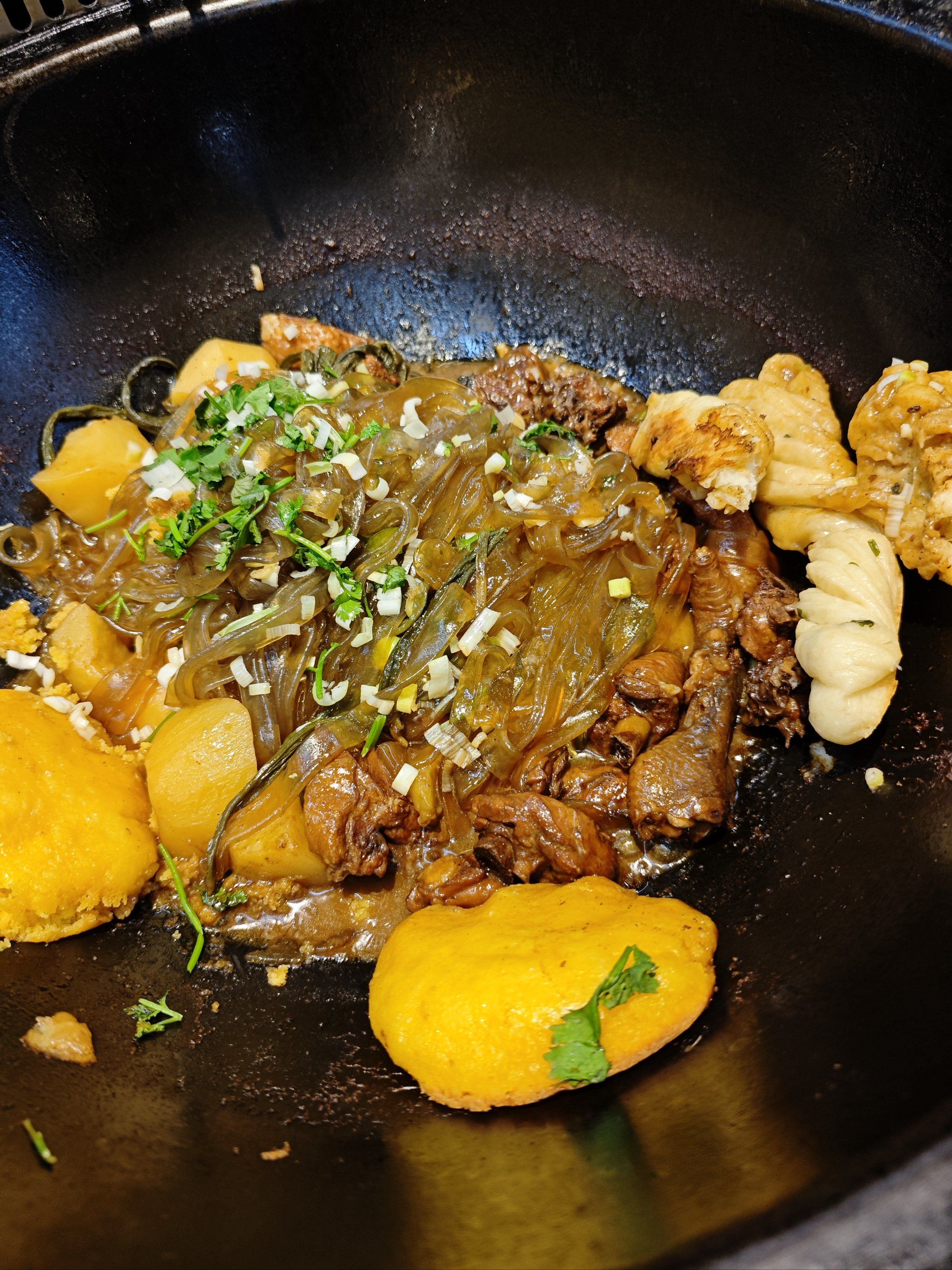 铁锅炖算是东北一大特色美食了,真是大铁锅炖万物.