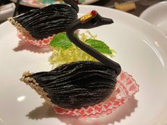 天鹅榴莲酥-海派悦庭·海胆烧麦·新融合菜(凯德广场店)