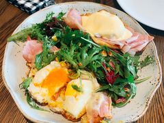 班尼迪蛋可颂配烟熏三文鱼-ROAST