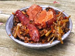 香肠糯米扣肉饭-梁阿婆廿年老牌扣肉糯米饭