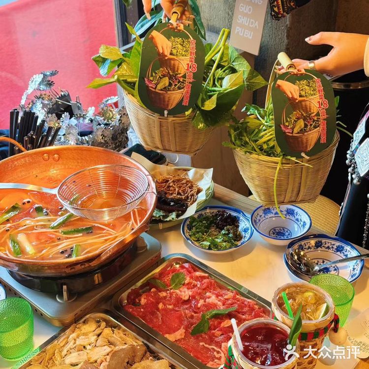 王奋斗贵州酸汤牛肉火锅的环境也非常好。寨子里的氛围