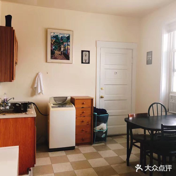 里面还有套房，套房里有三个房间，一个大厅一个厨房