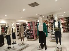 -优衣库(上海正大广场店)