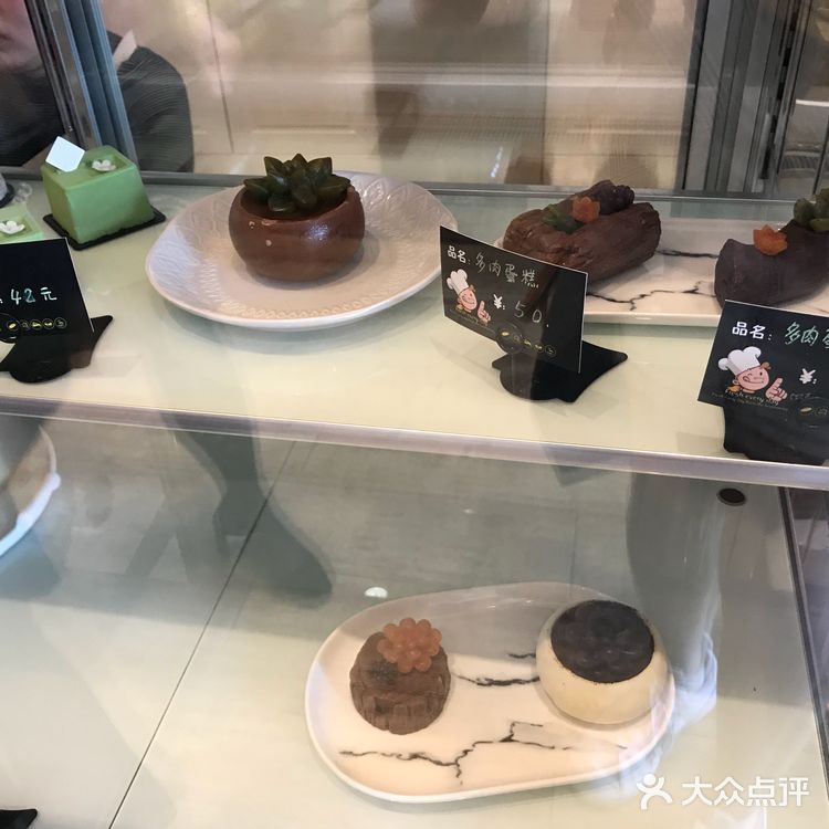 不知不觉店内陆续进来几桌客人，建议从海边散步到店