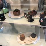 不知不觉店内陆续进来几桌客人，建议从海边散步到店