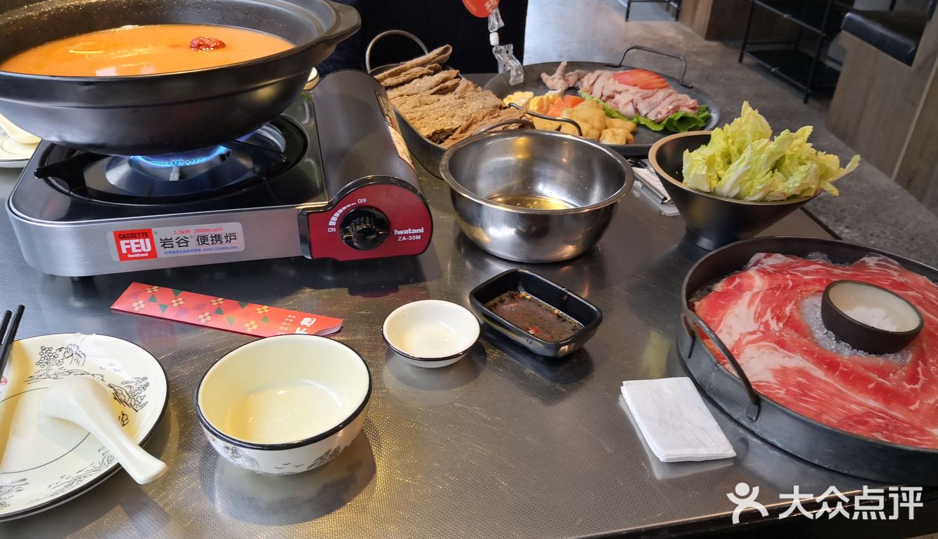 半只鸡，一份肉，两个小菜，两个人吃正好