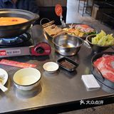 半只鸡，一份肉，两个小菜，两个人吃正好