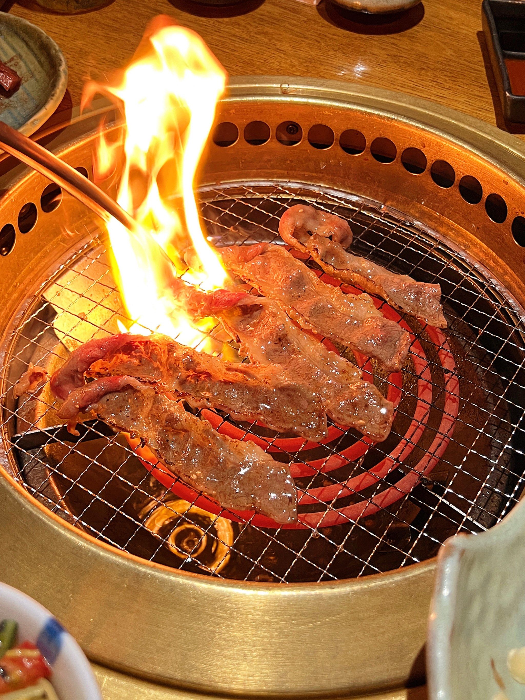 一家特别有感觉的日料馆,屋里的装修非常考究,随处可见的日本动漫元素