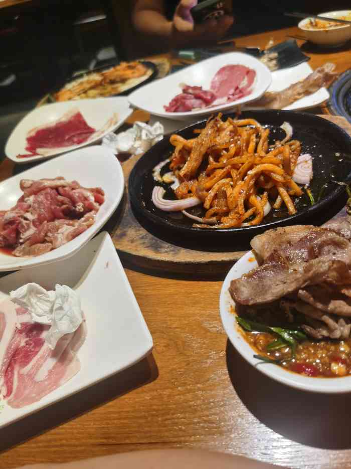 韩尚宫炭烧工坊(人民东路店)-"环境卫生差,自助餐自助区蘸料脏乱差不