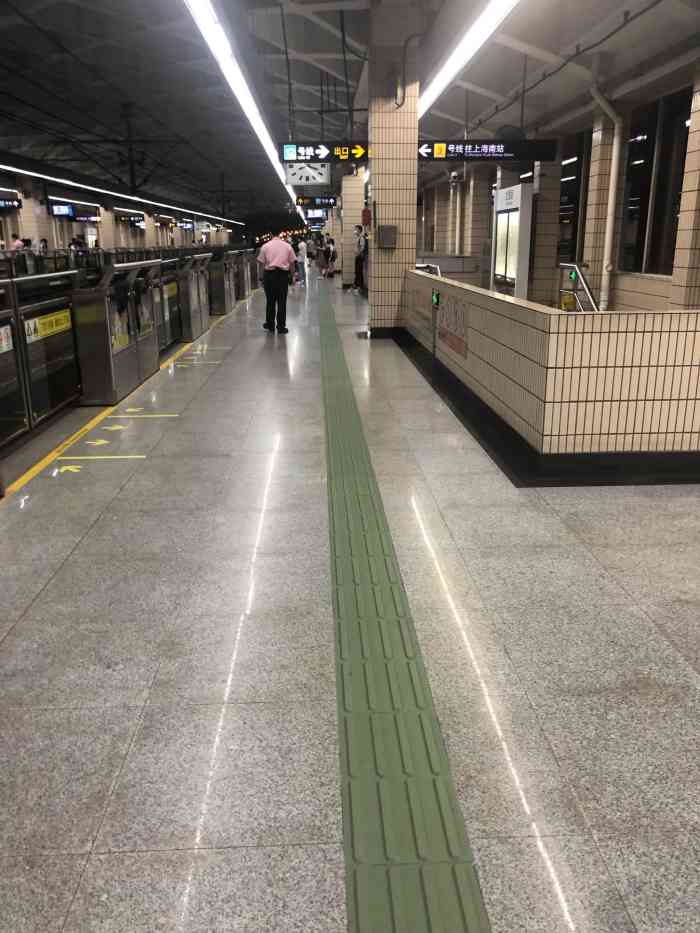 龙漕路(地铁站)-"去龙华办事情.这是个换乘车站,附近居民区.